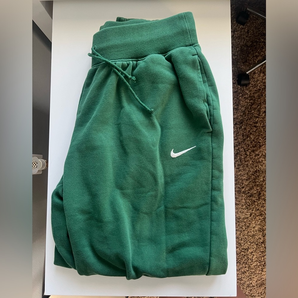 Nike Women’s High-Waisted Oversized Sweatpant Gorge Green/ Snail
